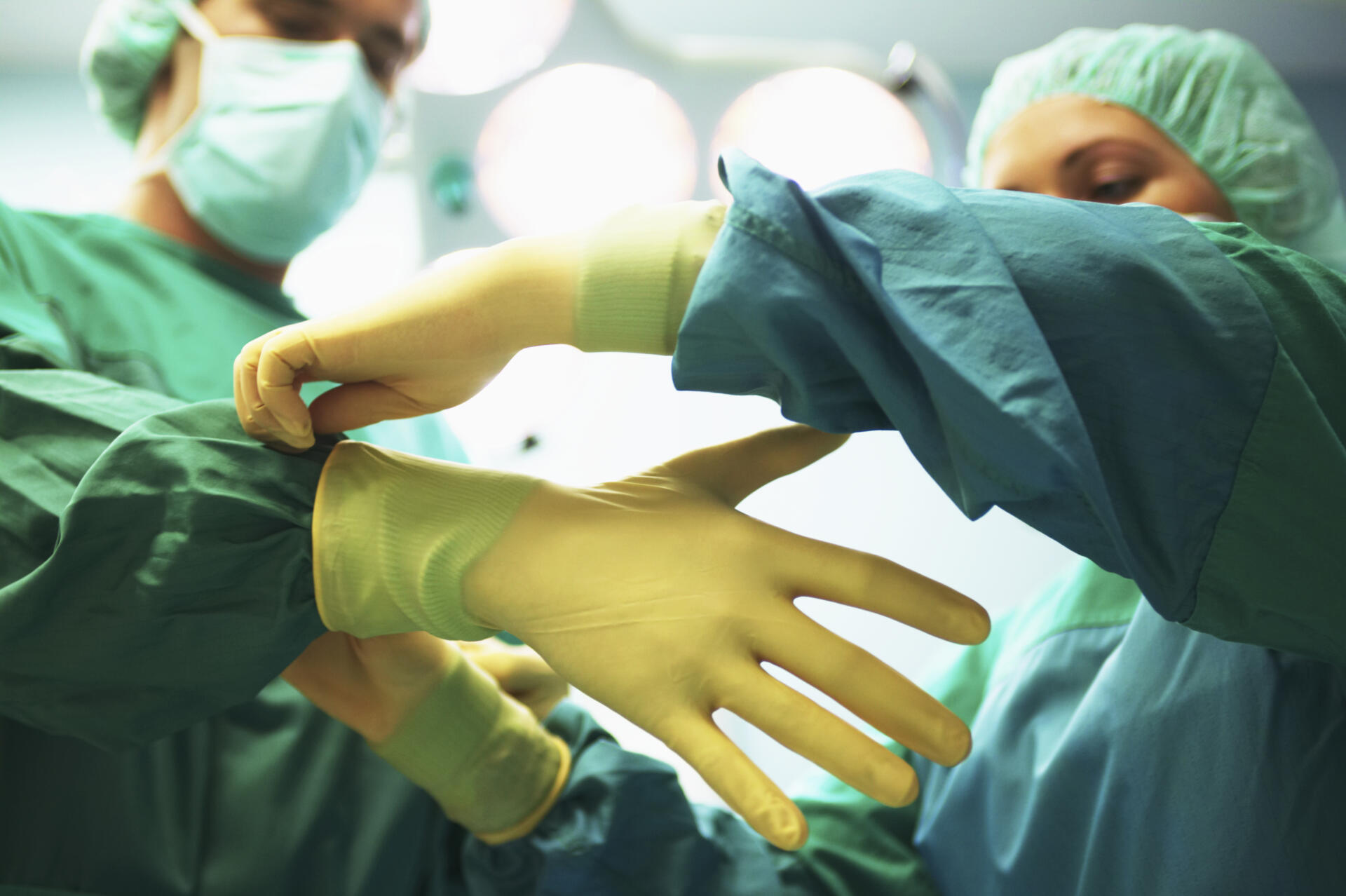 surgeon puts on gloves